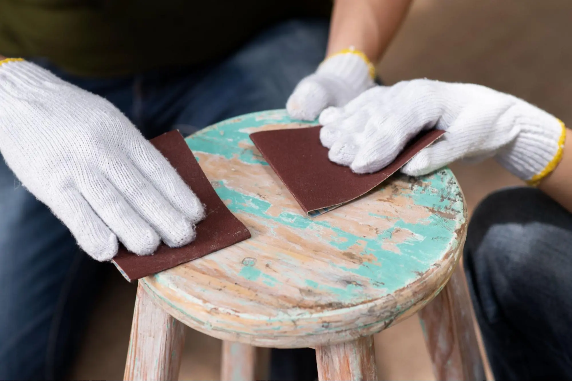 Cara Hilangkan Cat Duco Lama dari Kayu untuk Proyek Refinishing